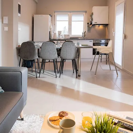 Noah Sea-view דירה